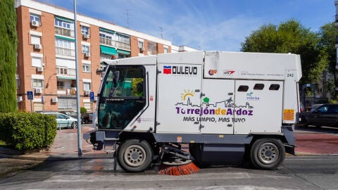 Veh&iacute;culo del servicio de limpieza en Torrej&oacute;n de Ardoz