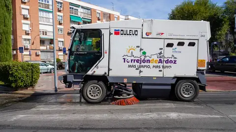 El Ayuntamiento de Torrejón de Ardoz pone en marcha un Plan de Choque Permanente de Limpieza Vehículo del servicio de limpieza en Torrejón de Ardoz