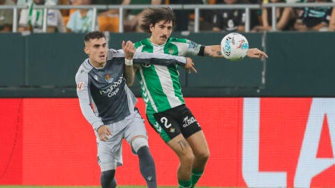 H&eacute;ctor Beller&iacute;n lucha por un bal&oacute;n con Ander Barrenetxea.