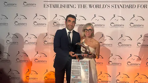 Luis López recolle en Cannes o premio Delfín de Prata para a campaña turística das Rías Baixas “Cando Volves?" Quinta distinción internacional