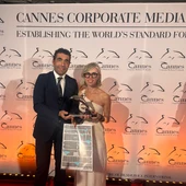 Luis López recolle en Cannes o premio Delfín de Prata para a campaña turística das Rías Baixas “Cando Volves?" Luis López recolle en Cannes o premio Delfín de Prata para a campaña turística das Rías Baixas “Cando Volves?"
