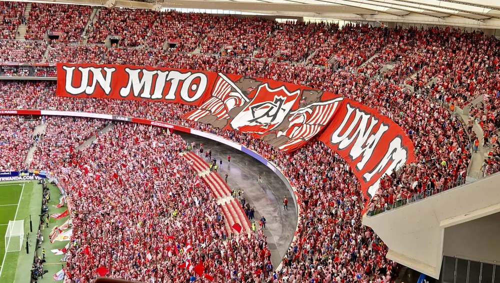 Tifo de la afición del Atlético de Madrid en el derbi madrileño Tifo de la afición del Atlético de Madrid en el derbi madrileño