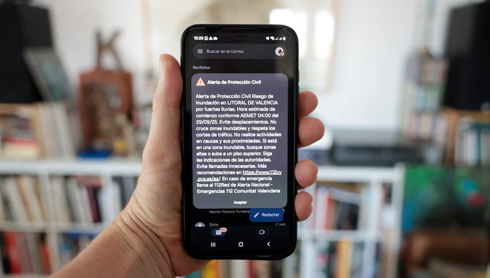 Mensaje Es-Alert enviado por Emergencias ante la alerta roja por lluvias en Valencia y Castellón Mensaje Es-Alert enviado por Emergencias ante la alerta roja por lluvias en Valencia y Castellón