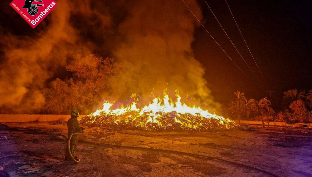 Bomberos en las labores de extinción del incendio en Crevillent. Bomberos en las labores de extinción del incendio en Crevillent.