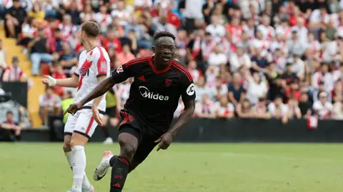 El delantero Akor Adams, del Sevilla, celebra el primer gol del equipo ante el Rayo Vallecano, durante el partido correspondiente a la jornada 7 de LaLiga disputado este domingo en el Estadio de Vallecas El delantero Akor Adams, del Sevilla, celebra el primer gol del equipo ante el Rayo Vallecano, durante el partido correspondiente a la jornada 7 de LaLiga disputado este domingo en el Estadio de Vallecas
