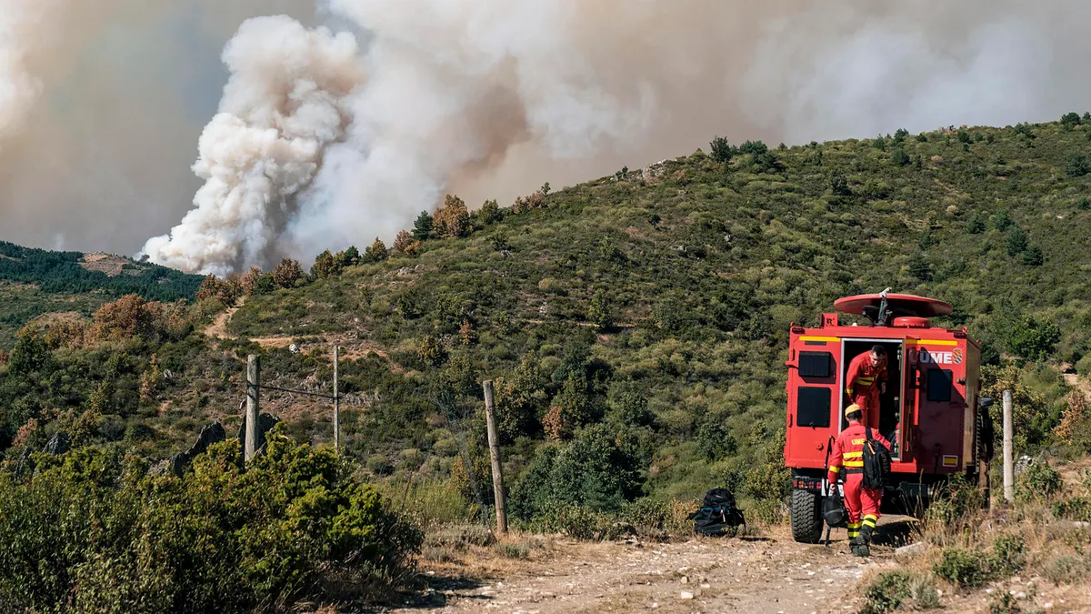 El incendio de Peñalba ingresa en <h3 class='enlacePalabraNoticia'>Segovia</h3> y obliga a desalojar Riofrío de <h3 class='enlacePalabraNoticia'>Riaza</h3> y <h3 class='enlacePalabraNoticia'>La Pinilla</h3>