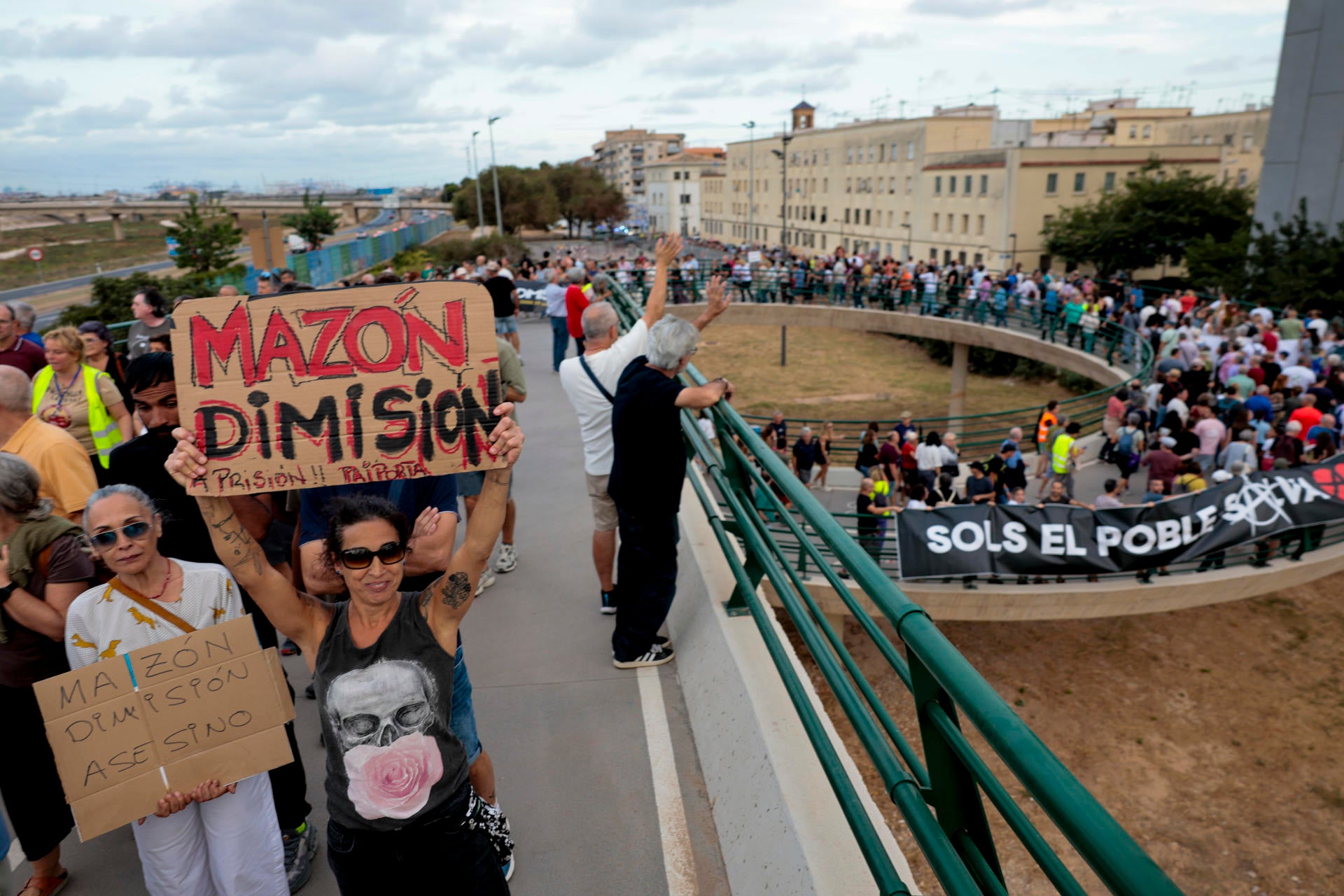 Dos manifestaciones salen de Paiporta y Valencia para "dejar claro y patente" que exigen la dimisión de Mazón tras la dana Dos manifestaciones salen de Paiporta y Valencia para "dejar claro y patente" que exigen la dimisión de Mazón tras la dana