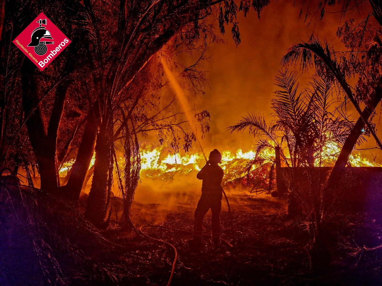 Los bomberos trabajan en la extinción de un incendio en el entorno de una instalación de reciclaje de Crevillent Los bomberos trabajan en la extinción de un incendio en el entorno de una instalación de reciclaje de Crevillent