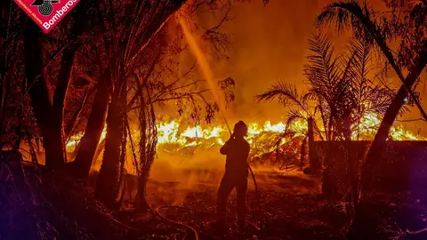 Bomberos en las labores de extinción del incendio en Crevillent. Bomberos en las labores de extinción del incendio en Crevillent.