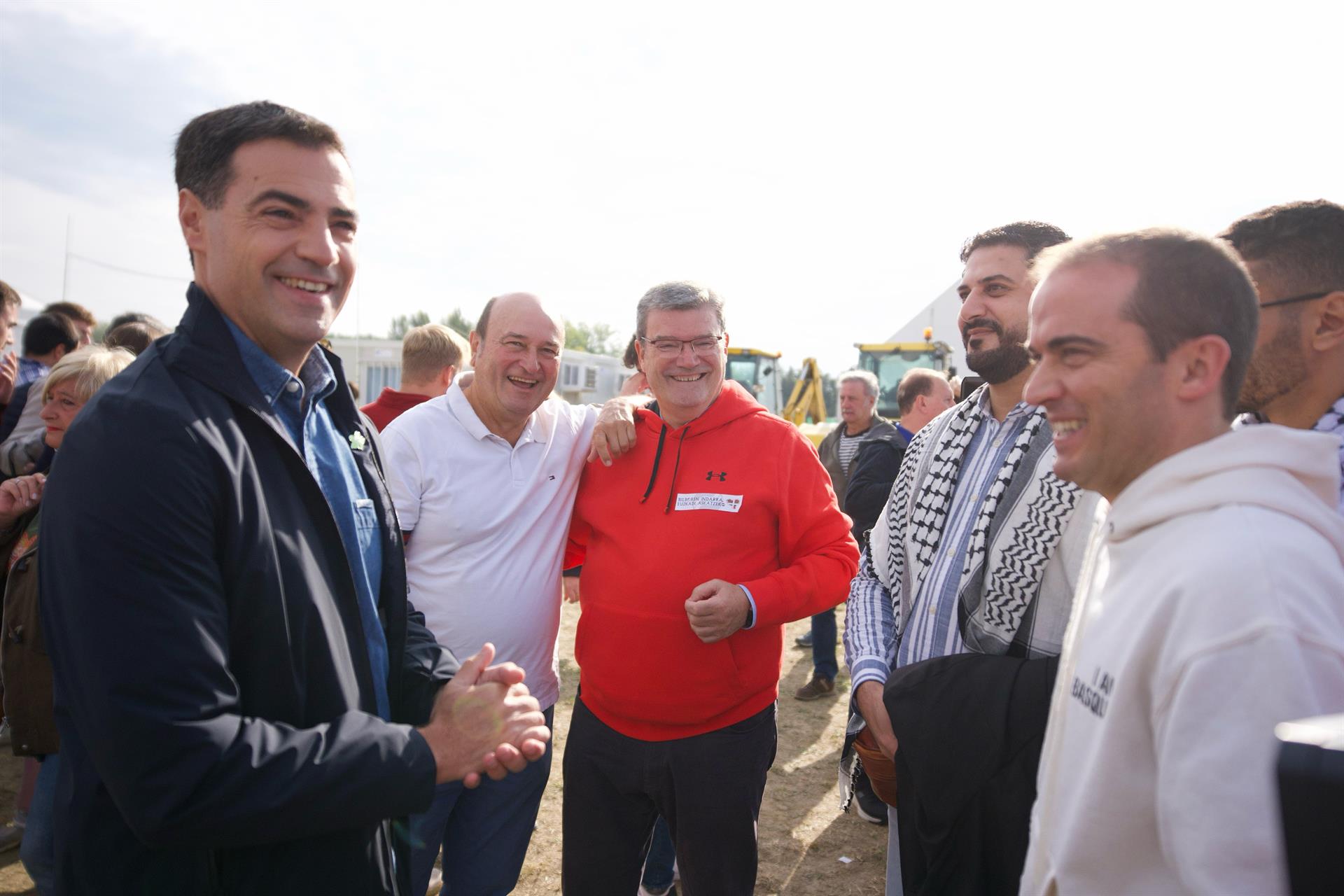 Pradales pide competencias para gestionar la migración y "acoger generosamente al que lo necesite y respete las normas" Pradales pide competencias para gestionar la migración y "acoger generosamente al que lo necesite y respete las normas"