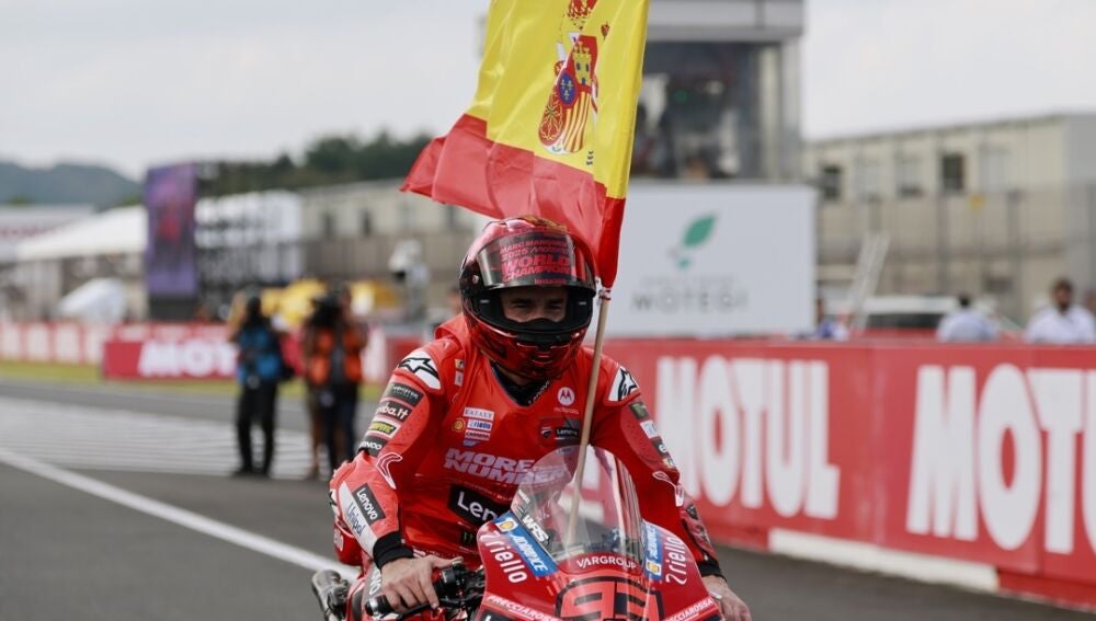 Marc Márquez, con la bandera de España tras proclamarse Campeón del Mundo de MotoGP