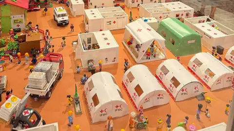 Parte de la exposición de piezas de Playmobil que recorre en Elche la acción humanitaria de Cruz Roja. Parte de la exposición de piezas de Playmobil que recorre en Elche la acción humanitaria de Cruz Roja.