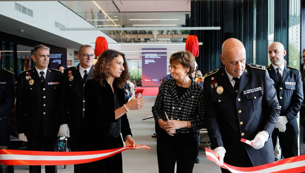 Nuria Bravo y Carmen Moriyón inauguran la nueva comisaría de policía local Nuria Bravo y Carmen Moriyón inauguran la nueva comisaría de policía local