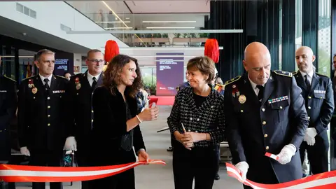 Nuria Bravo y Carmen Moriyón inauguran la nueva comisaría de policía local Nuria Bravo y Carmen Moriyón inauguran la nueva comisaría de policía local