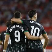 André Silva y Rafa Mir celebran uno de los goles en el Pizjuán.