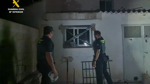La Guardia Civil rescata a una mujer de un incendio en una vivienda de Altea La Guardia Civil rescata a una mujer de un incendio en una vivienda de Altea