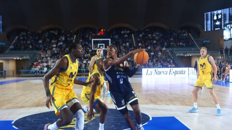 26-09-2025 Una jugada del partido Alimerka Oviedo Baloncesto-Movistar Estudiantes