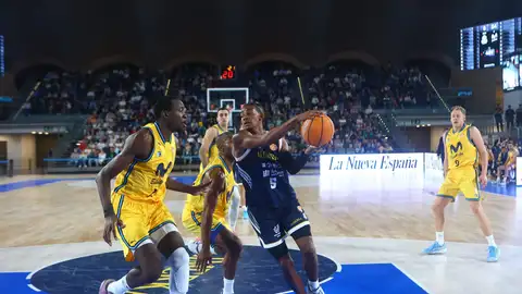 26-09-2025 Una jugada del partido Alimerka Oviedo Baloncesto-Movistar Estudiantes 26-09-2025 Una jugada del partido Alimerka Oviedo Baloncesto-Movistar Estudiantes