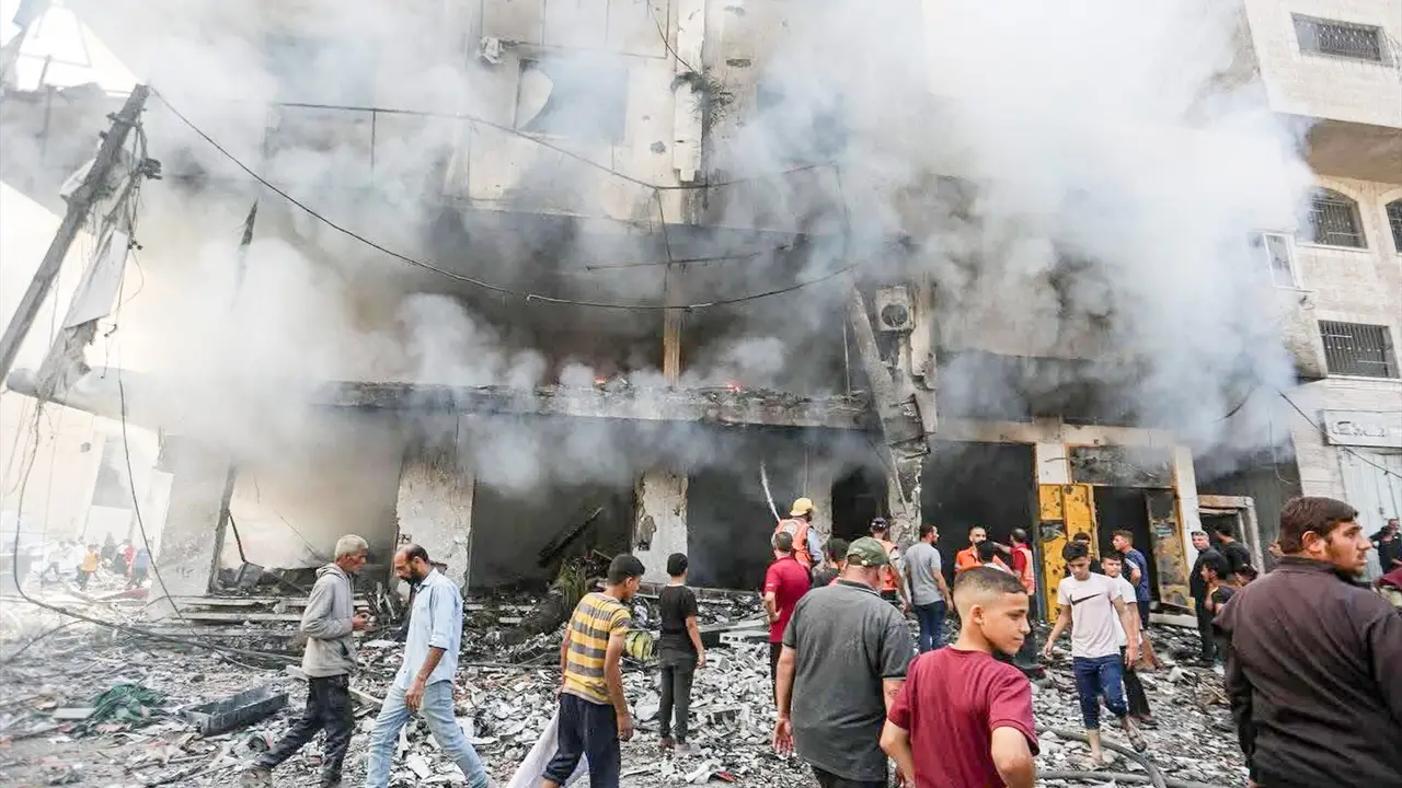Raúl Incertis, anestesista en Gaza: "Le han caído 100.000 toneladas de bombas, unas cinco veces Hiroshima. Imagínense cómo está"