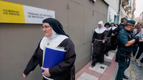 Laura García de Viedma exabadesa del convento de las Clarisas de Belorado sale del juzgado de Briviesca Laura García de Viedma exabadesa del convento de las Clarisas de Belorado sale del juzgado de Briviesca