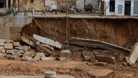 Técnicos revisan el barranco del Poyo tras el derrumbe de un muro de contención en la localidad de Picanya, este martes. Técnicos revisan el barranco del Poyo tras el derrumbe de un muro de contención en la localidad de Picanya, este martes.