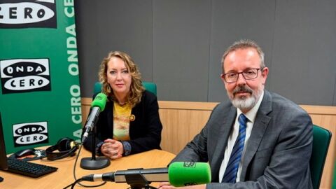 El presidente de la Audiencia Provincial de Palma, Gabriel Oliver, junto a Elka Dimitrova de Onda Cero