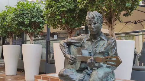 Estatua de John Lennon en la Plaza de las Flores de la capital almeriense Estatua de John Lennon en la Plaza de las Flores de la capital almeriense