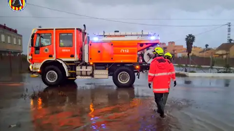 Los bomberos del Consorcio Provincial de Valencia en una de sus intervenciones por las lluvias, en Sueca Los bomberos del Consorcio Provincial de Valencia en una de sus intervenciones por las lluvias, en Sueca