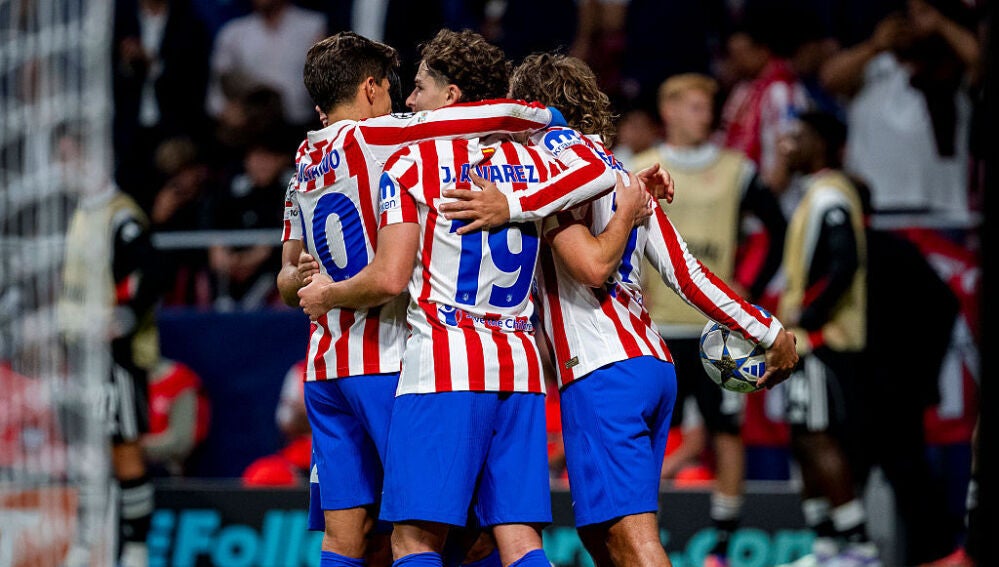 Giuliano, Julián y Griezmann celebran uno de los goles ante el Eintracht