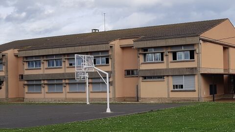 El pleno de Navia respalda por unanimidad la defensa del Colegio Pedro Penzol de Puerto de Vega.