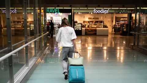 Una persona camina por la T4 del Aeropuerto Adolfo Suárez Madrid-Barajas. Foto de archivo Una persona camina por la T4 del Aeropuerto Adolfo Suárez Madrid-Barajas. Foto de archivo