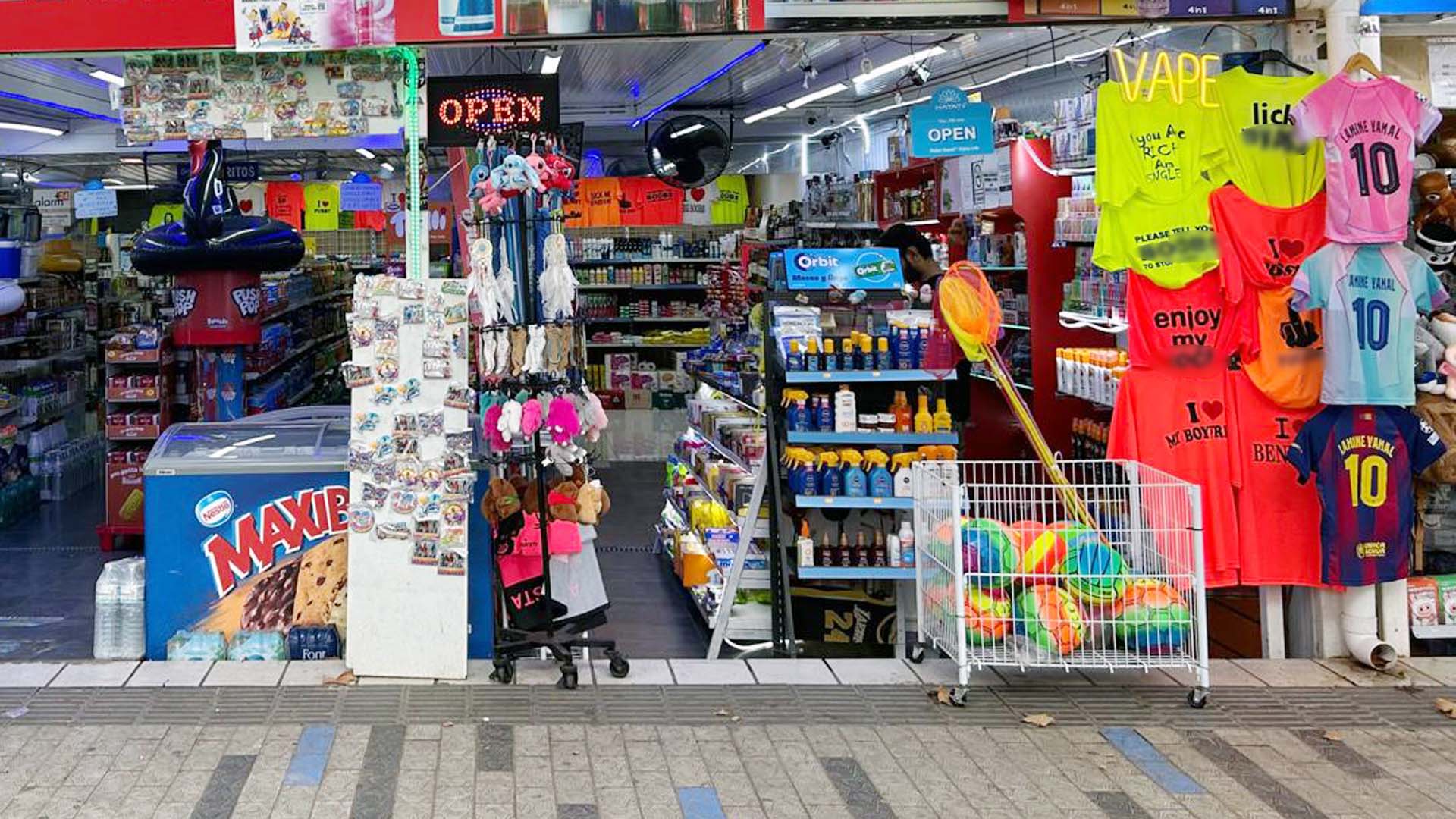 Benidorm pone en marcha una campaña de inspección en comercios y escaparates para evitar la exposición de artículos ofensivos o inadecuados Benidorm pone en marcha una campaña de inspección en comercios y escaparates para evitar la exposición de artículos ofensivos o inadecuados