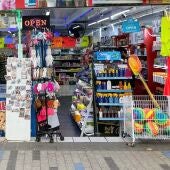 Benidorm pone en marcha una campaña de inspección en comercios y escaparates para evitar la exposición de artículos ofensivos o inadecuados