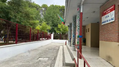El Colegio Rural Agrupado Amigos de la Paz de Corpa renueva su valla perimetral gracias al Programa de Inversión Regional Entrada al CRA Amigos de la Paz de Corpa