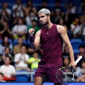 Alcaraz reina en Tokio y levanta su octavo título del año