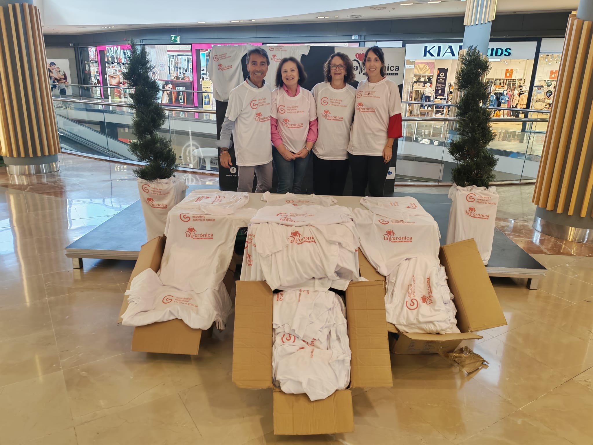 La Verónica hace entrega de camisetas especiales para la Marcha Solidaria contra el Cáncer de Mama La Verónica hace entrega de camisetas especiales para la Marcha Solidaria contra el Cáncer de Mama