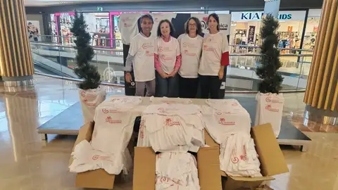 La Verónica hace entrega de camisetas especiales para la Marcha Solidaria contra el Cáncer de Mama La Verónica hace entrega de camisetas especiales para la Marcha Solidaria contra el Cáncer de Mama