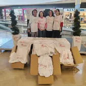 La Verónica hace entrega de camisetas especiales para la Marcha Solidaria contra el Cáncer de Mama La Verónica hace entrega de camisetas especiales para la Marcha Solidaria contra el Cáncer de Mama