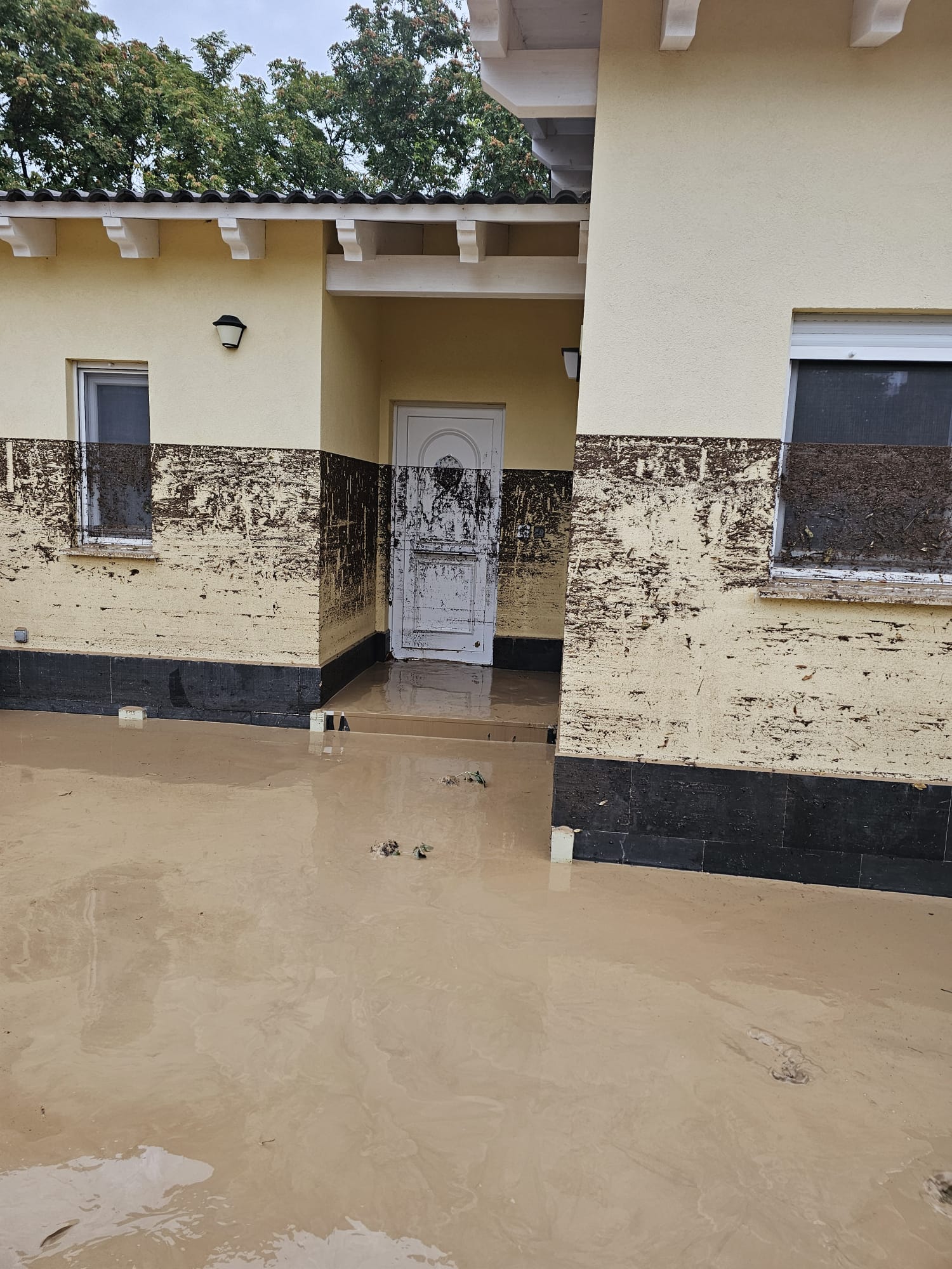 Indignación en la calle Mozota de Cuarte: "no nos han preguntado si tenemos dónde dormir" Indignación en la calle Mozota de Cuarte: "no nos han preguntado si tenemos dónde dormir"