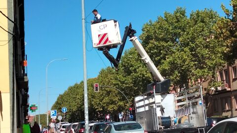 Operario instalando cables en una farola de la avenida de Filiberto Villalobos