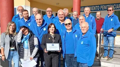 Miembros del círculo a la entrada del centro penitenciario de Asturias Miembros del círculo a la entrada del centro penitenciario de Asturias