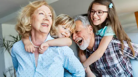 La relación con los nietos, un auténtico “medicamento emocional” para la salud física y mental de las personas mayores La relación con los nietos, un auténtico “medicamento emocional” para la salud física y mental de las personas mayores