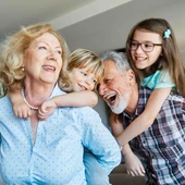 La relación con los nietos, un auténtico “medicamento emocional” para la salud física y mental de las personas mayores La relación con los nietos, un auténtico “medicamento emocional” para la salud física y mental de las personas mayores