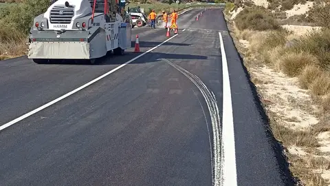 Trabajos en el firme de la calzada de la CV-840 a su paso por Novelda y La Romana. Trabajos en el firme de la calzada de la CV-840 a su paso por Novelda y La Romana.