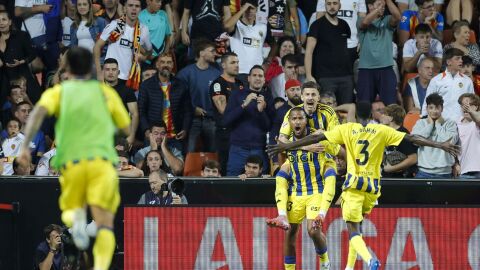 1-10-2025 Rond&oacute;n e Ilic festejan el 1-2 en Mestalla