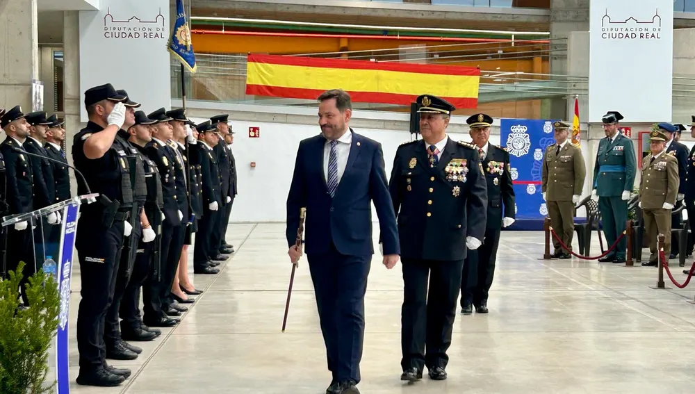 El subdelegado del Gobierno pasa revista a la formación de agentes de la Policía Nacional El subdelegado del Gobierno pasa revista a la formación de agentes de la Policía Nacional