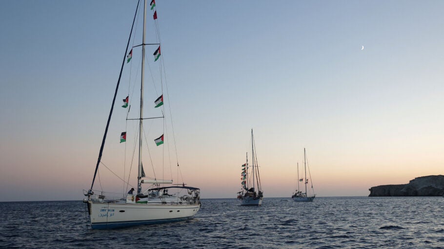 Barcos de vela, parte de la Flotilla Global Sumud que busca llegar a Gaza y romper el bloqueo naval impuesto por Israel, navegan frente al islote de Koufonisi, Grecia, el 26 de septiembre de 2025.