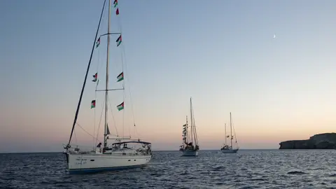 Barcos de vela, parte de la Flotilla Global Sumud que busca llegar a Gaza y romper el bloqueo naval impuesto por Israel, navegan frente al islote de Koufonisi, Grecia, el 26 de septiembre de 2025. Barcos de vela, parte de la Flotilla Global Sumud que busca llegar a Gaza y romper el bloqueo naval impuesto por Israel, navegan frente al islote de Koufonisi, Grecia, el 26 de septiembre de 2025.