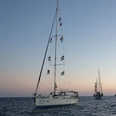 Barcos de vela, parte de la Flotilla Global Sumud que busca llegar a Gaza y romper el bloqueo naval impuesto por Israel, navegan frente al islote de Koufonisi, Grecia, el 26 de septiembre de 2025. Barcos de vela, parte de la Flotilla Global Sumud que busca llegar a Gaza y romper el bloqueo naval impuesto por Israel, navegan frente al islote de Koufonisi, Grecia, el 26 de septiembre de 2025.