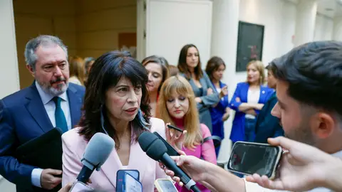 La ministra de Igualdad, Ana Redondo, atiende a la prensa en los pasillos del Senado donde este miércoles La ministra de Igualdad, Ana Redondo, atiende a la prensa en los pasillos del Senado donde este miércoles